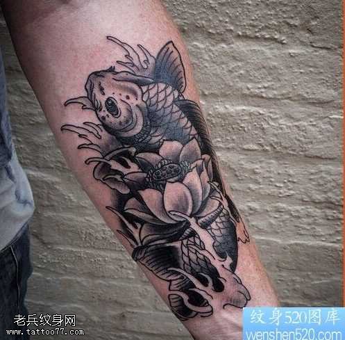 手臂莲花鲤鱼纹身图案