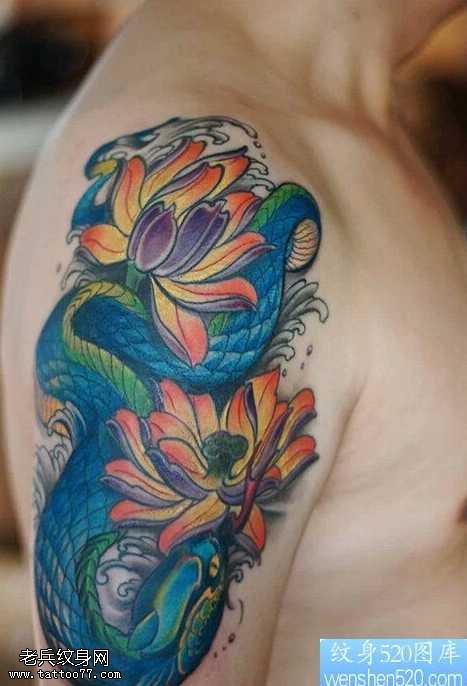 手臂莲花蛇纹身图案