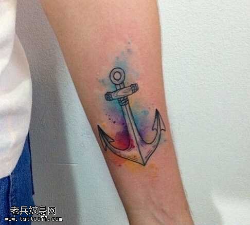 手臂彩色船锚纹身图案