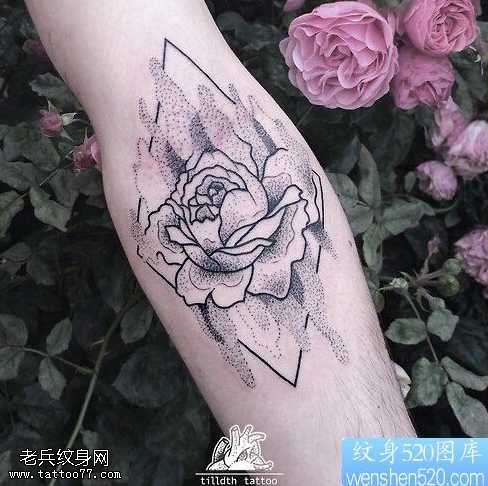 手臂玫瑰纹身图案
