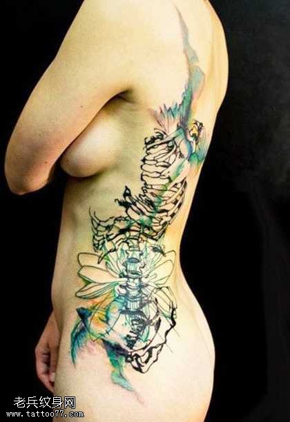 腰部骨纹身图案