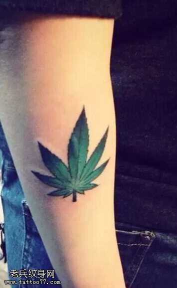 手臂枫叶纹身图案
