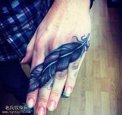 手部唯美充满的羽毛纹身图案