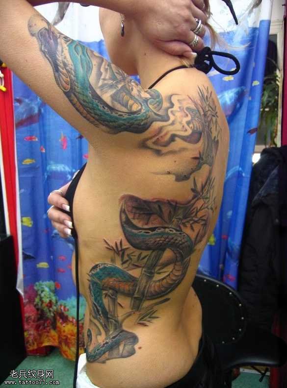 腰部潮流的蛇纹身图案