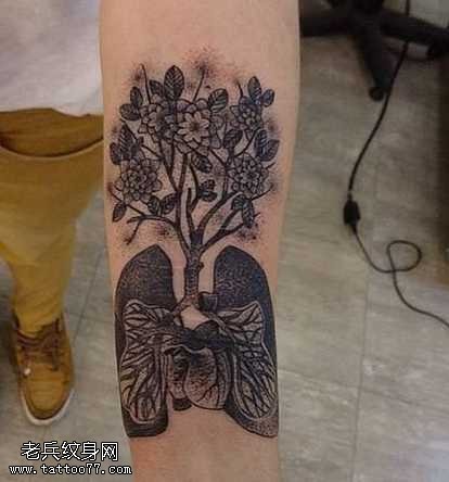 手臂心脏树纹身图案