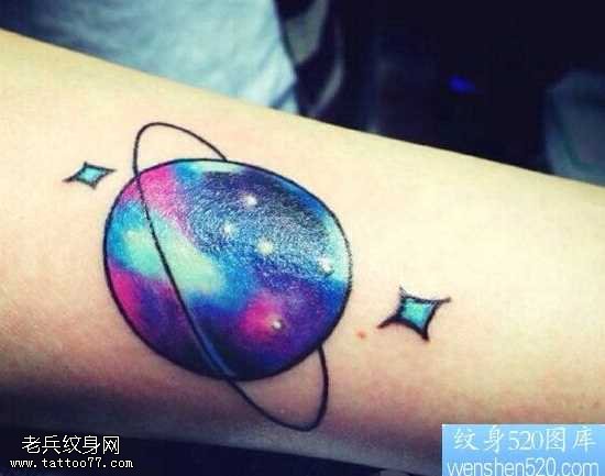 手臂彩色星空纹身图案