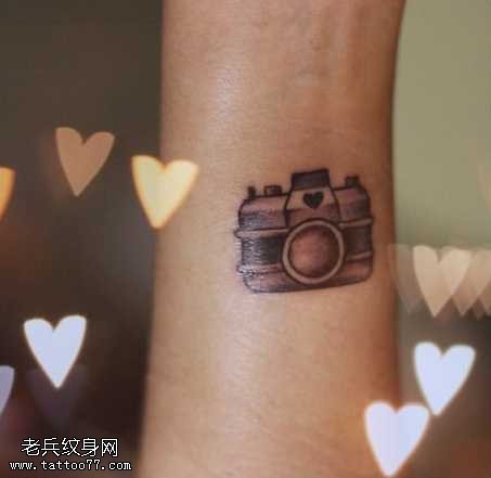 手臂相机纹身图案