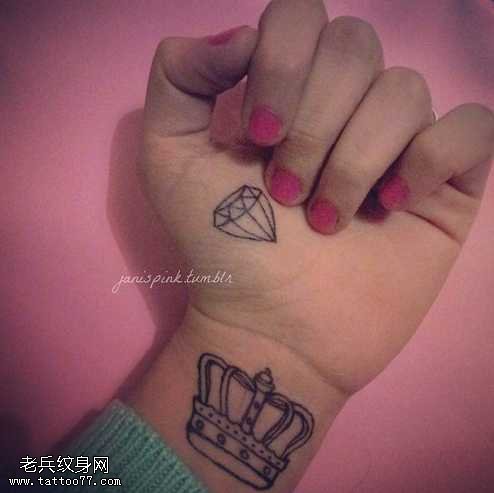 手腕适合女孩子的皇冠纹身图案