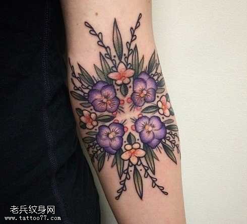 手臂花朵纹身图案