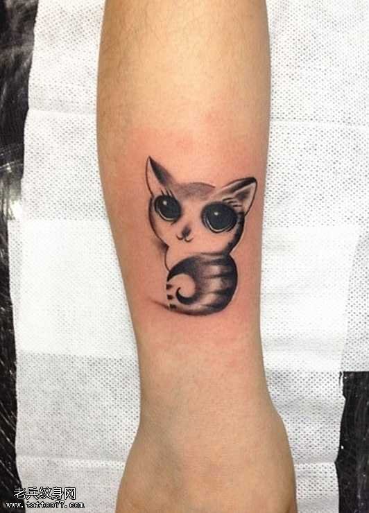 手臂萌猫纹身图案