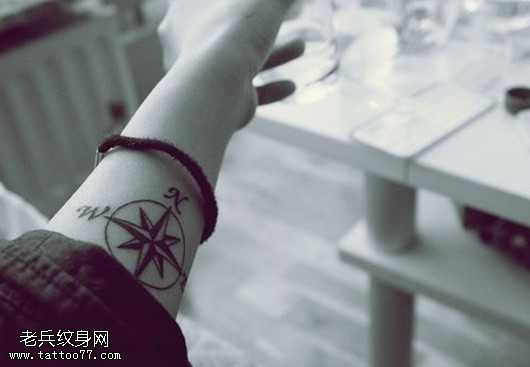 手臂漂亮的指南针纹身图案