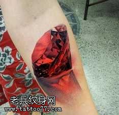 手臂红钻石纹身图案