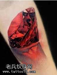 手臂红钻石纹身图案