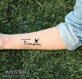 手臂小燕英文纹身图案