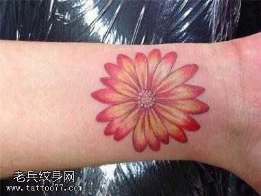 手臂花朵纹身图案