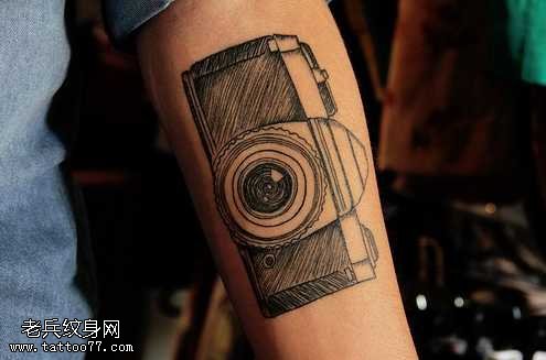手臂条线相机纹身图案