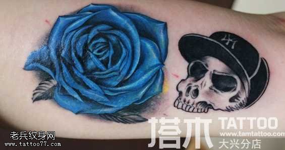 手臂蓝玫瑰纹身图案