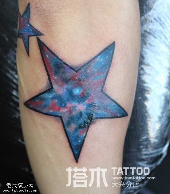 星空五角星纹身图案