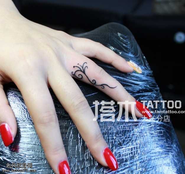 女孩手指唯美线条纹身图案