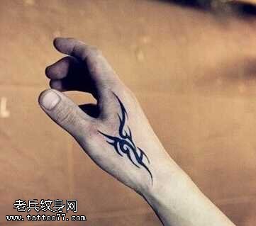 手部虎口小小图腾纹身图案