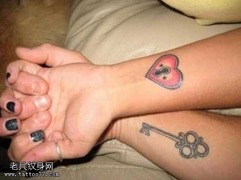 手臂钥匙心锁纹身图案