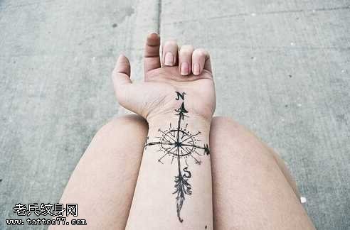 手臂指南针纹身图案