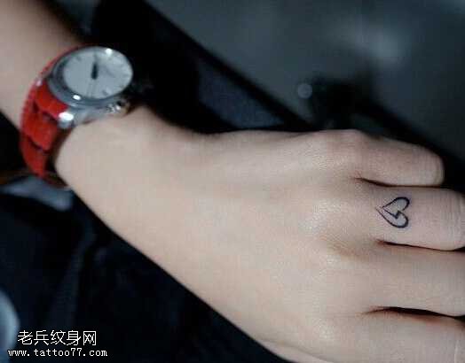 手指爱心纹身图案
