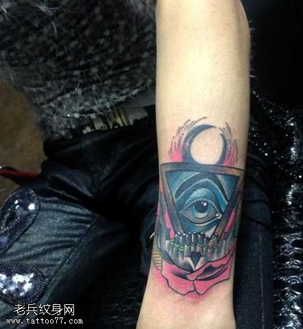 手臂上帝之眼纹身图案
