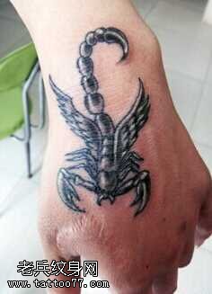 手臂虎口蝎子纹身图案
