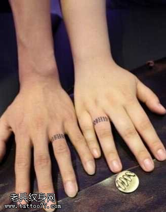 手指英文情侣纹身图案