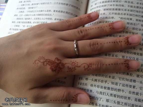 手臂红花藤纹身图案