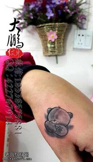 虎口一只小浣熊纹身图案