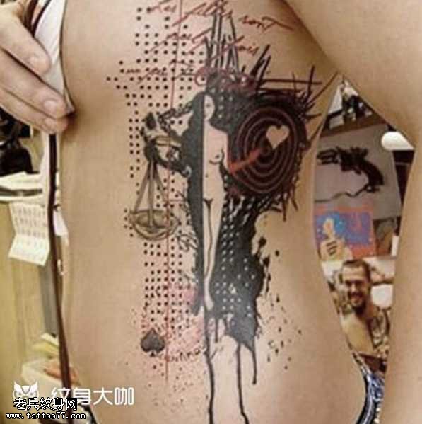 腰部黑白女人纹身图案