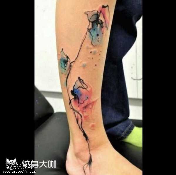 腿部彩色花朵纹身图案