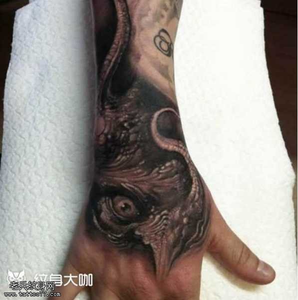 手臂怪兽眼睛纹身图案