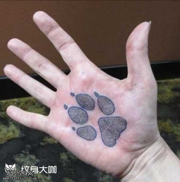 手部熊印纹身图案