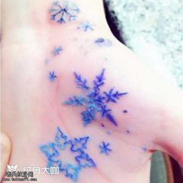 手部雪花纹身图案