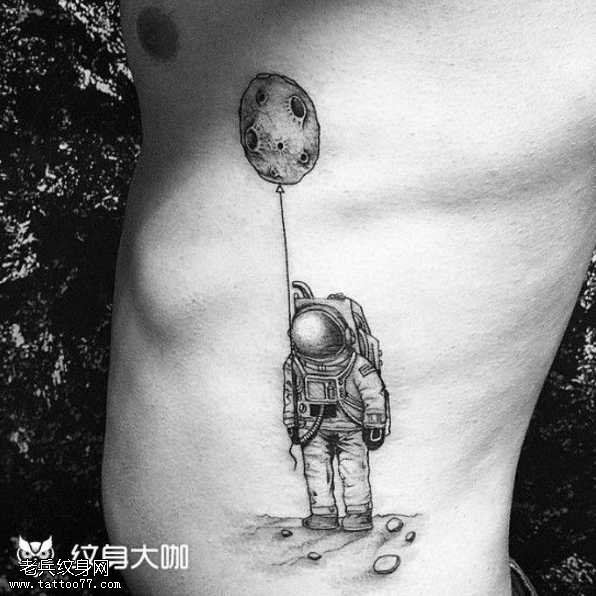 腰部宇宙员纹身图案