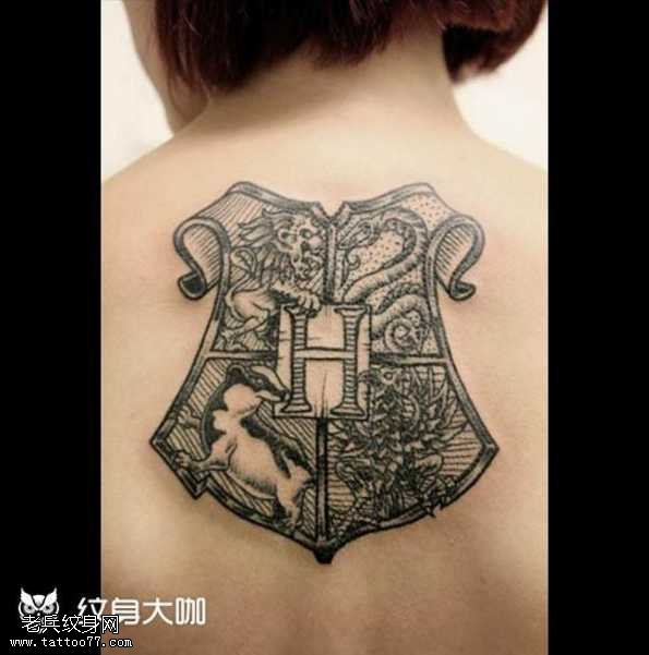背部个性微章纹身图案