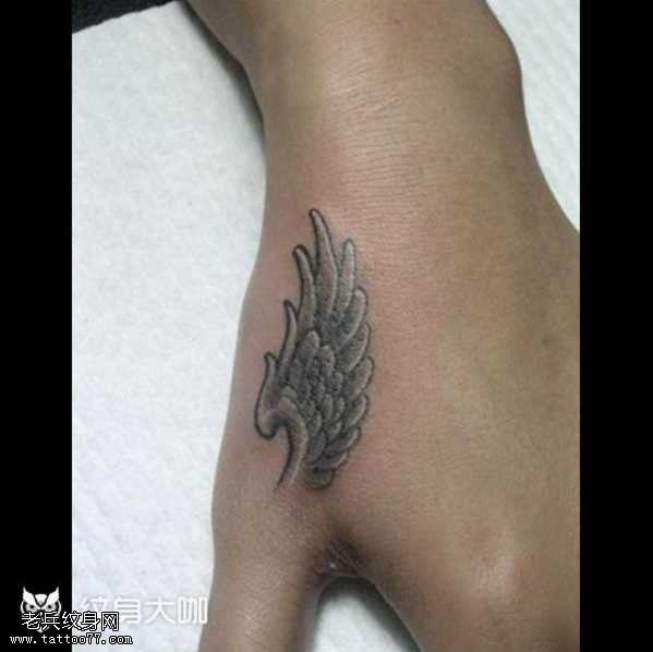 手部翅膀纹身图案