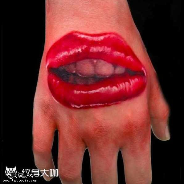 手部亲吻纹身图案
