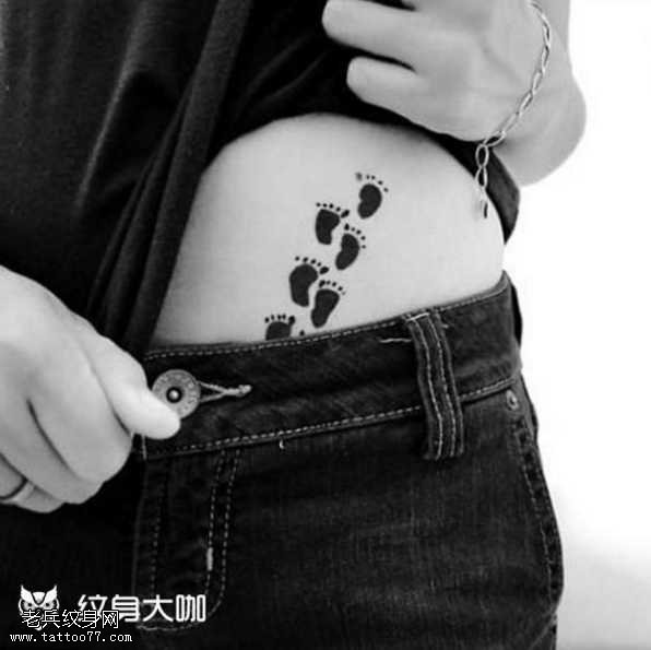 腰部脚印纹身图案