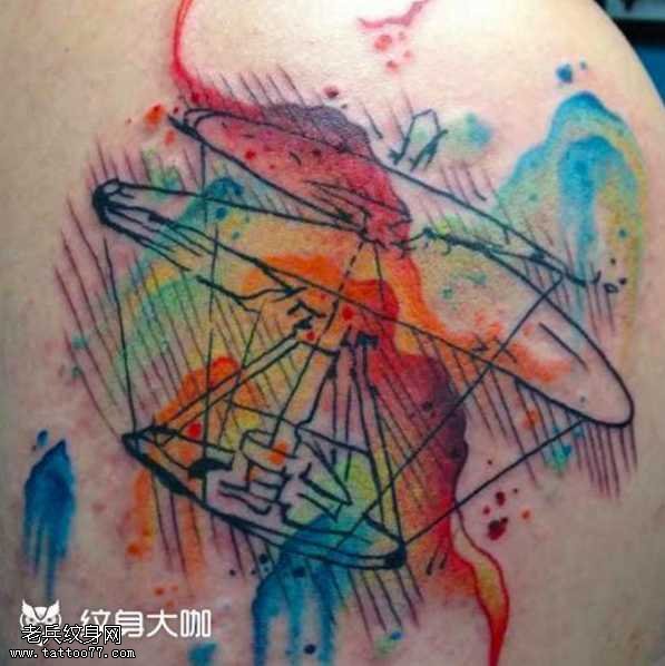 背部彩色纹身图案