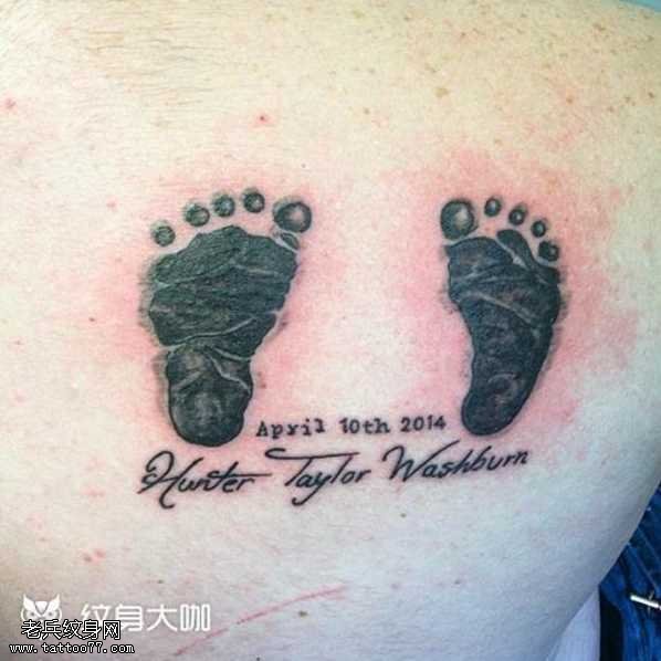 肩部脚印纹身图案