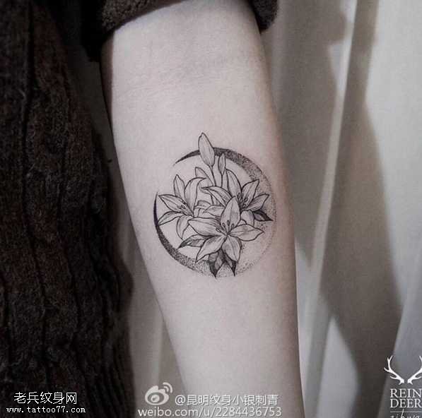 手臂漂亮花朵纹身图案