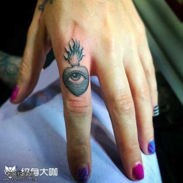 手指眼睛纹身图案