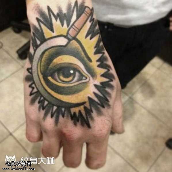 手臂眼睛纹身图案