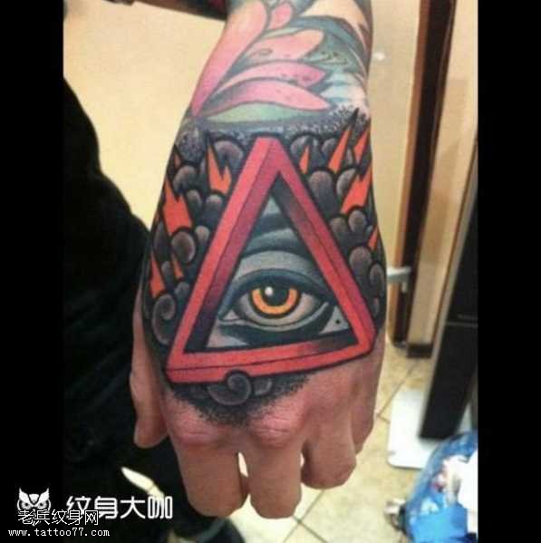 手部全视之眼纹身图案