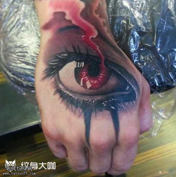 手部逼真血眼纹身图案