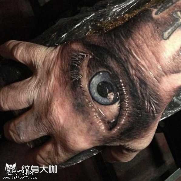 手部逼真眼睛纹身图案